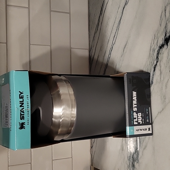 🆕Stanley Ice Flow Flip Straw 64 oz. Jug - Picture 1 of 5